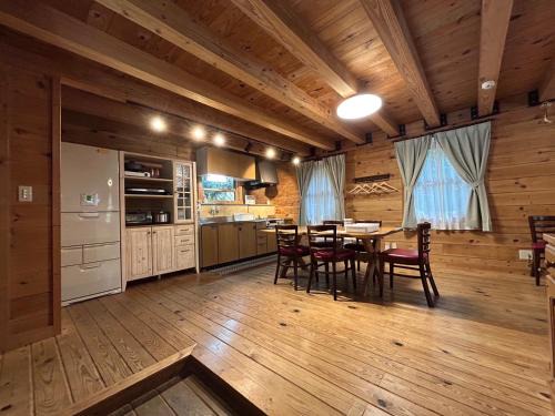 Ito Villa | 松川湖の目の前に佇む貸切ログハウス 1棟貸切 バーベキュー ペット相談可 長期滞在 カラオケ ファミーユ松川湖