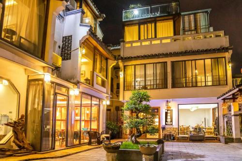 Xiufeng House | 桂林十方缘水晶民宿
