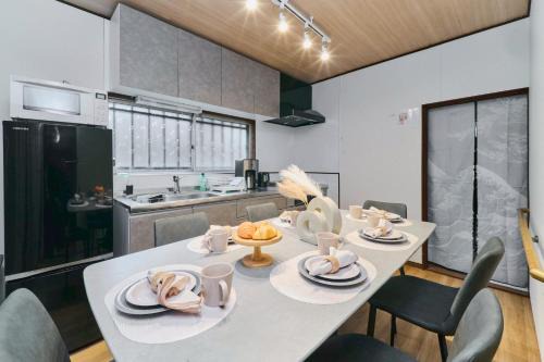 Inuyama Apartment | 犬山口駅10分 80インチ映画館有 無料駐車場 ベッド6台 ソファベッド1台 83平米 最大10名宿泊可