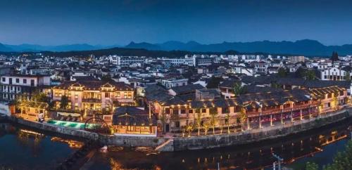 Yi County Hotel | 黟县无名初黑多白少酒店