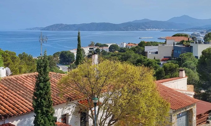 Llanca Apartment | 022 Apartment to rent sea views with terrace quiet area