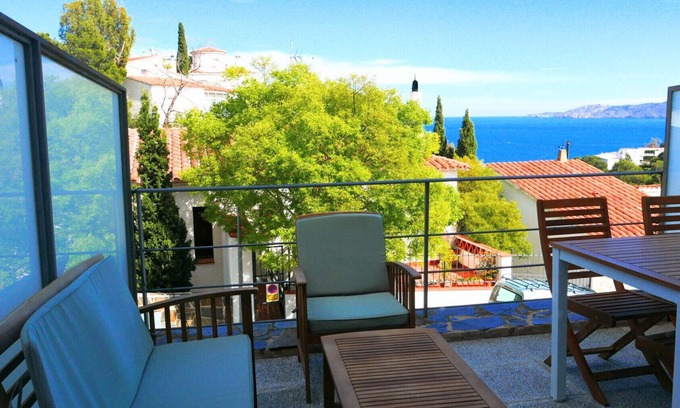 Llanca Apartment | 050 Apartment to rent sea views with terrace quiet area