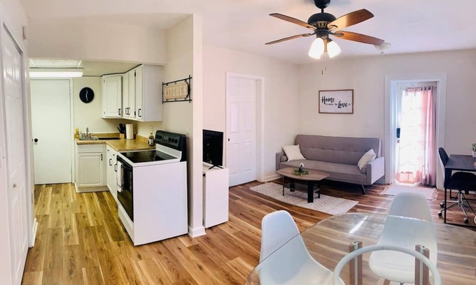 Disston Heights Apartment | 1/1 Downstairs Apt, 15 min to Downtown or Beaches!