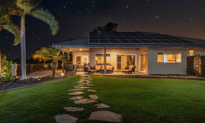 Sunset Ridge House | 1 Acre PRIVATE RESORT,4 bed, 3 bath, cinema, spa