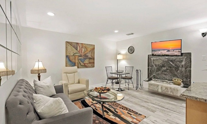 Reston House | 1 Bd Private BSMNT APT 20m DC 5min Dulles 2m Metro