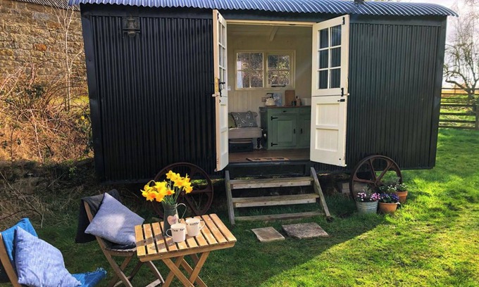 Crawcrook Cabin | 1 Bed Glamping Hut - Firepit, Fireplace, Views