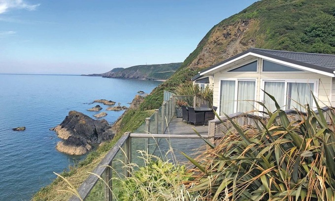 Tan-y-groes Ski Chalet | 1 bedroom accommodation in Tresaith Beach, Cardigan, Ceredigion