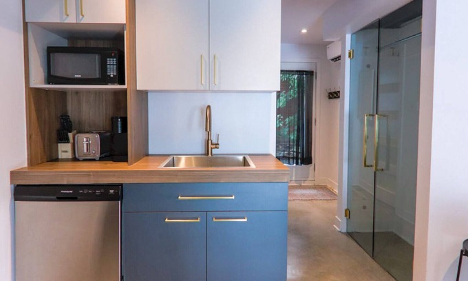 Terrebonne House | 1 bedroom apartment with 2 beds for up to 4 people