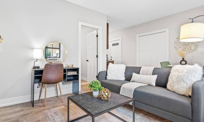 Boystown Apartment | 1-bedroom Chic Apartment w/Laundry