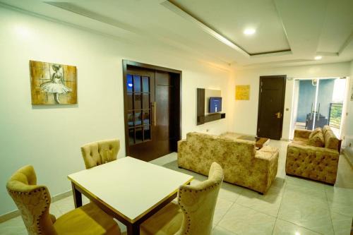 Ofin House | 1-Bedroom Flat - Sleeps 3 - Pool - Spa - Parking