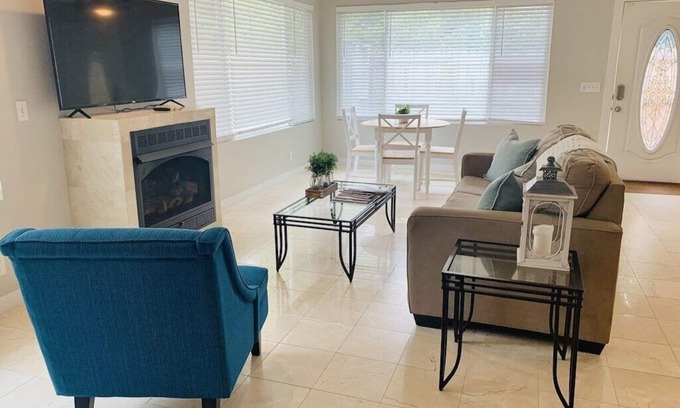Demere Park House | 1 BR Island Retreat! Walk to the beach, Pier, Tennis, Picleball & Food. Sleeps 4
