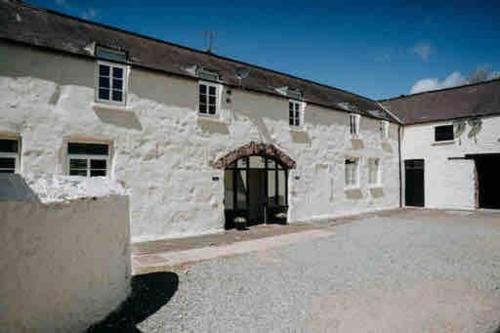 Milford Haven House | 1 Courtyard cottage with hot tub and walled garden