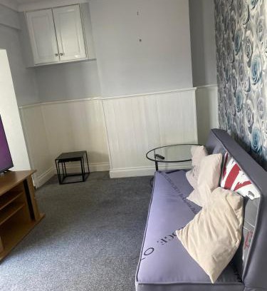 Sittingbourne Apartment | 1 double bed house and sofa bed with a garden