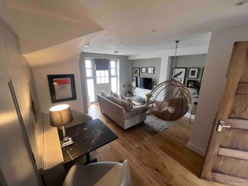 Witney House | 1 Holdan Mews, 1 bed house, free parking, central Witney