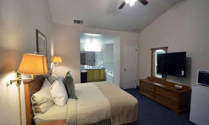 Fresno Hotel | 1 King Bed Suite Room