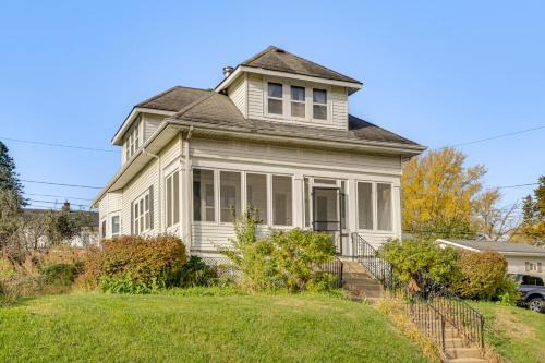 Dubuque House | 1 Mi to Downtown Dubuque! Spacious Home