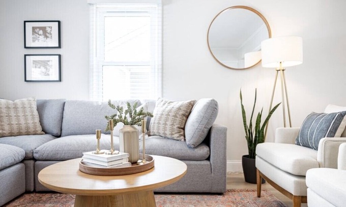 Plymouth House | 1 Mile from Downtown l Pet Friendly l Hot Tub