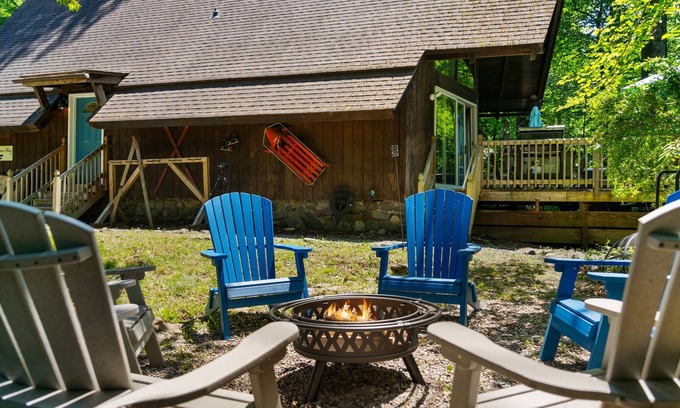 Tannersville Ski Chalet | 1 Min to Camelback! Creekside Firepit/BBQ