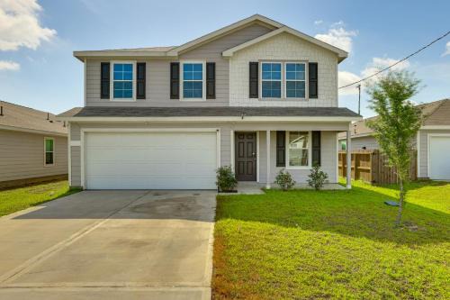 New Caney House | 10 Mi to Lake Houston Retreat with Backyard!