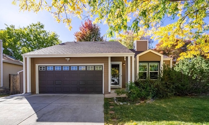 Foothill Green House | 10 mins to Red Rocks w/Hot Tub | King Bed | Garage | Fenced Yard