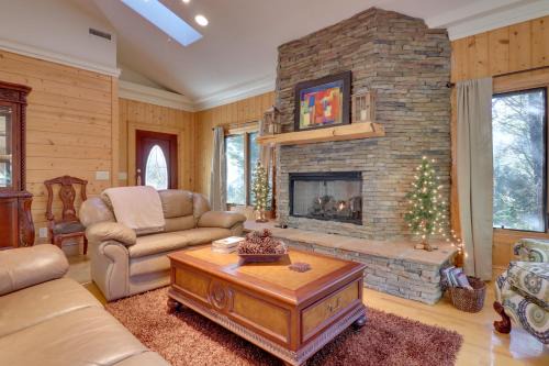 Highlands Apartment | 11 Mi to Ski Sapphire Heaven South Apt with Porch