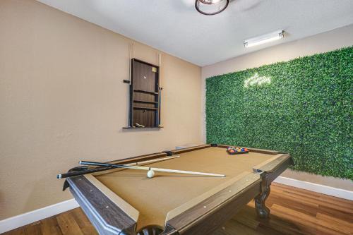 Gladeview House | 11 Mi to South Beach Home with Screened Porch!