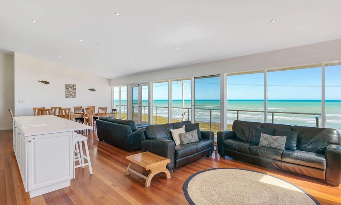 Middleton House | 124 Surfers Pde - Beachfront
