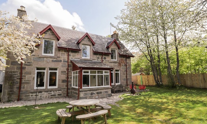 Newtonmore Cottage | 130 m² Cottage ∙ 3 bedrooms ∙ 6 guests