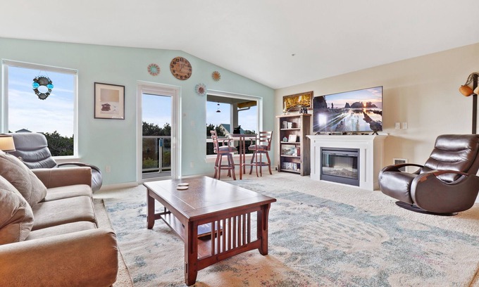 Washington Condo | 1333 A Pleasant Surprise with a peak-a-boo view!