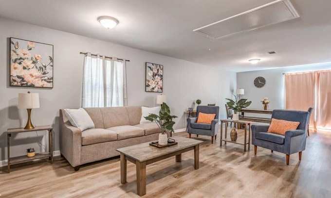 Frayser House | 15 Mins to Downtown & Zoo! Hawkins Mill Hideaway