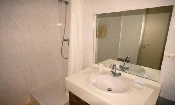 Eaux-Bonnes Apartment | 150m from ski slopes, 1st floor, view resort, fitness, swimming pool, sauna, tv, ski locker, 21m²