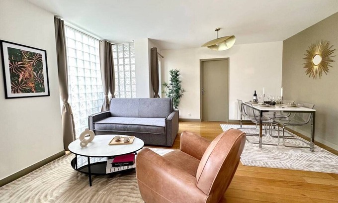 Amerique Apartment | 1575C: Rare balcony in Paris Olympic Games 2024