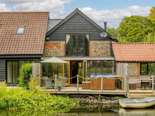Diss House | 16th Century Cartlodge with private hot tub