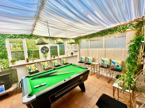 Usk House | 16th Century Farm House,6 Beds,5 BATHROOMS,SLEEPS 15,BBQ,HOT TUB,CINEMA ROOM WITH SURROUND SOUND,With Cymru Holidays