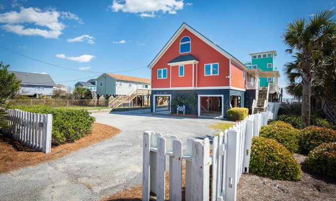 Folly Beach House | 1709 E Ashley Bacon in the sun