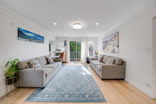 Sunset House | 1800 SqFt, 3BR, King, 2 Parking, AC, Near Airport