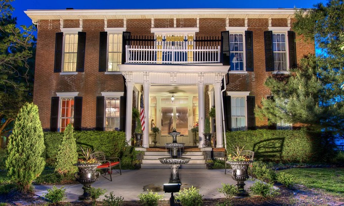 Springfield Bed & Breakfast | 1851 Historic Maple Hill Manor B&B