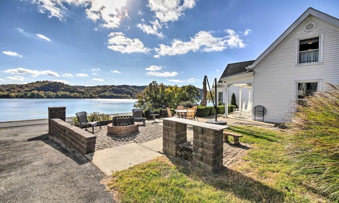 Bethlehem House | 1872 Bethlehem Home with View of Ohio River!