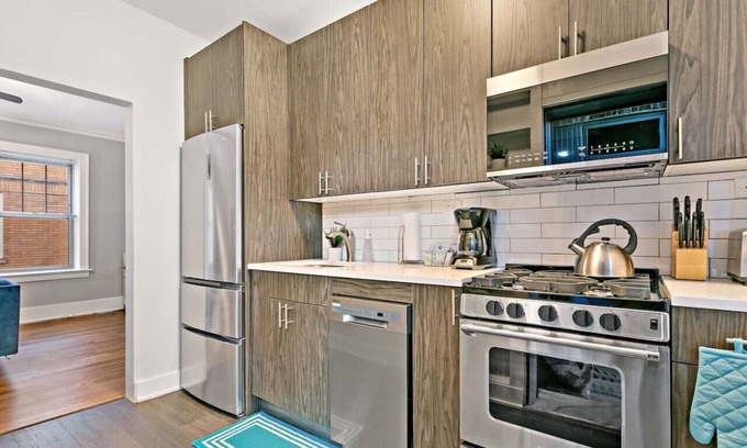 Ravenswood Apartment | 1BR Tranquil & Airy Apartment in Lincoln Square