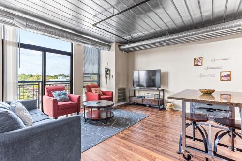 Old West Side Apartment | 2 Apts w King Beds - Near Kerrytown