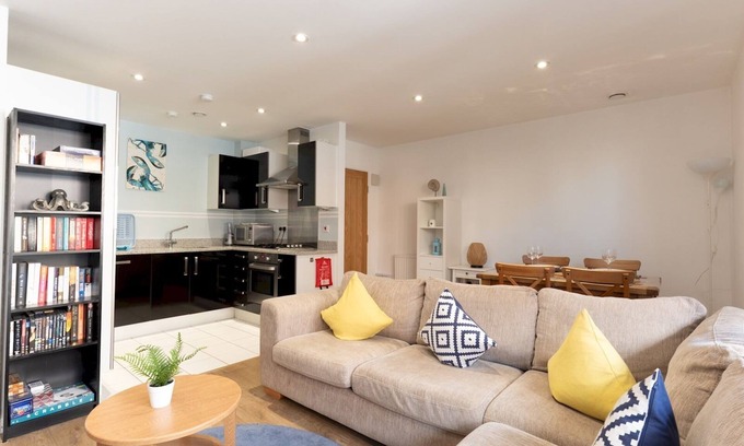 Greenwich West Apartment | 2 Bed | 2 Bath | Cosy & Modern Greenwich Retreat | Pass The Keys