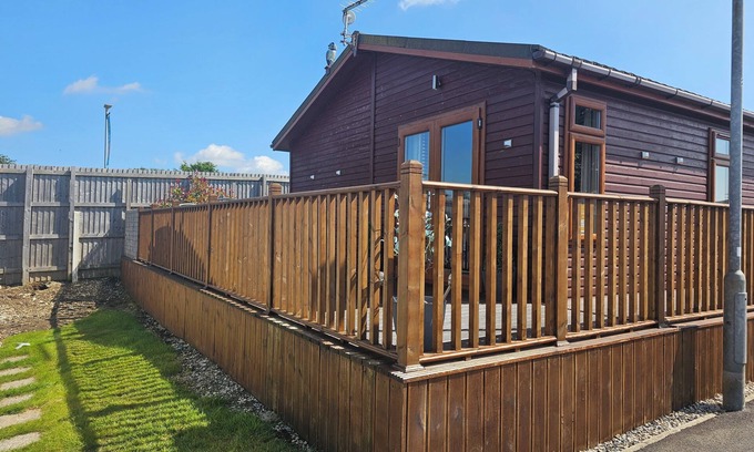 Bridlington House | 2 Bed Cabin - Sleeps 4 - Pets - 5 min to Beach