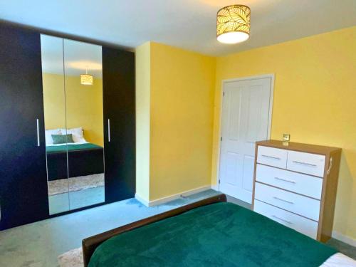 Langley Marish House | 2 Bed End Terrace M4 M25 Heathrow Windsor & London