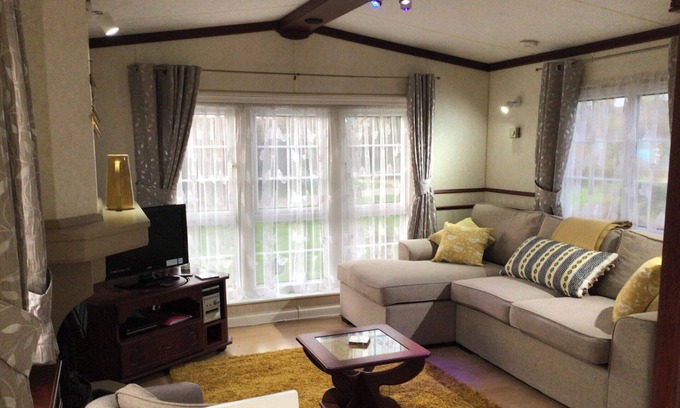 Grade Apartment | 2 Bed Home Sleeps 4 - Pets, Balcony, Parking