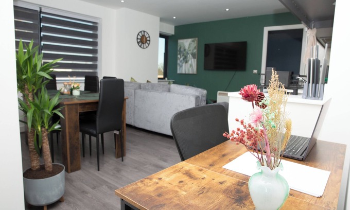 Stonnall Apartment | 2 Bed Luxury Modern Apartment/Close To Birmingham Central/Free On Road Parking
