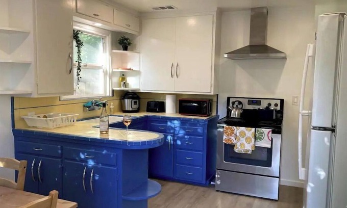 Modesto House | 2 Bed Near Doctors Hospital: Beautiful, Sunny, New