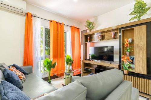 Runaway Bay Apartment | 2 Bed Sea View PrivBeach Free Parking