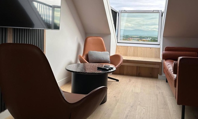 Falkirk Apartment | 2-bed - Sleeps 6 - Pet Friendly With Free Parking