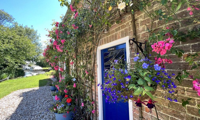 Stalham Cottage | 2 bed waterside Victorian cottage with moorings & fishing