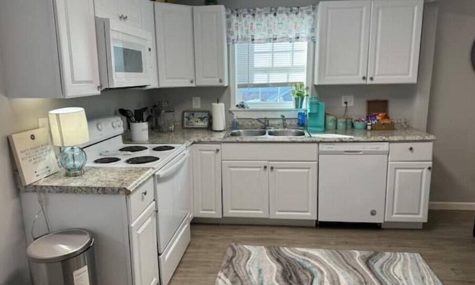 Covington House | 2 bedroom/2 bath Short walk to the square